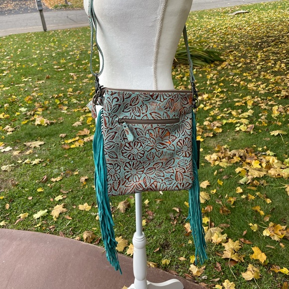 NWT Beautiful Crossbody Genuine Leather with Cross Detail - Picture 4 of 5